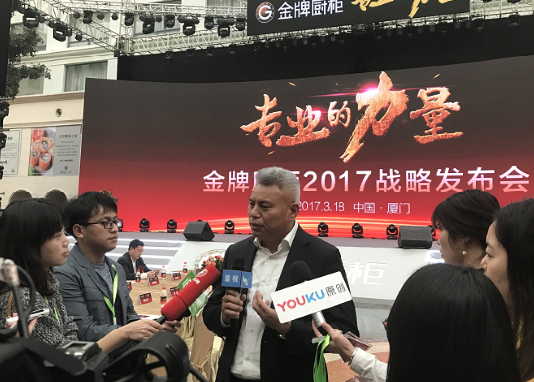 金牌厨柜总裁潘孝贞在接受媒体采访