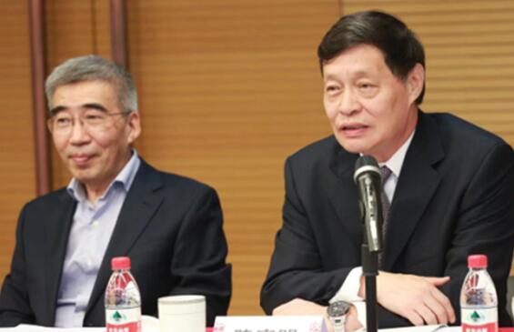 馮俊會長（左一）與陳宜明副會長（右一）發言