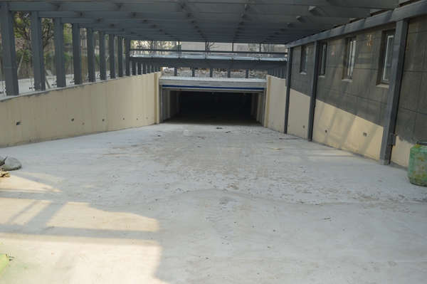 新能源铂金公馆项目绿化在建中 地下车库已经
