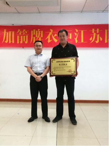 图为付总为南京经销商颁发授权书
