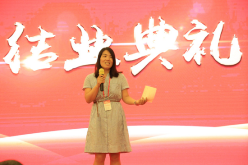 某位毕业生上台做毕业答辩