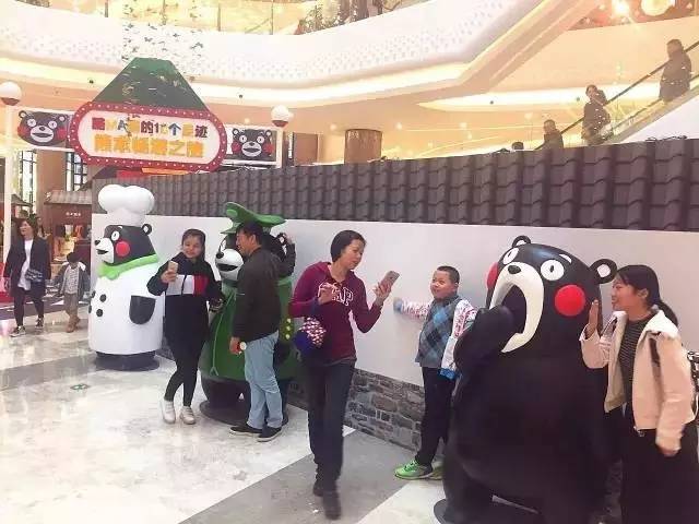 凹造型拍照留念