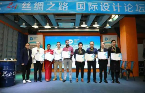深圳市室内设计师协会执行会长赵庆祥先生（左一）为对话嘉宾颁发活动纪念证书