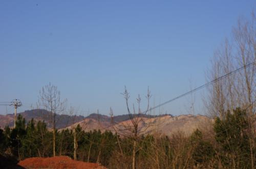 周围群山环绕