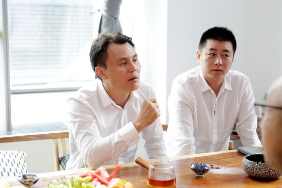 洲深集团董事长创始人 王宝国（左一）