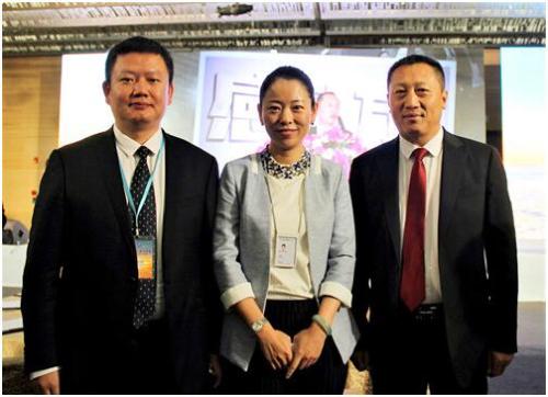东方雨虹防水集团总裁刘斌（右），大客户事业部总经理陈欣刚（左）与万科集团副总裁王蕴（中）合影