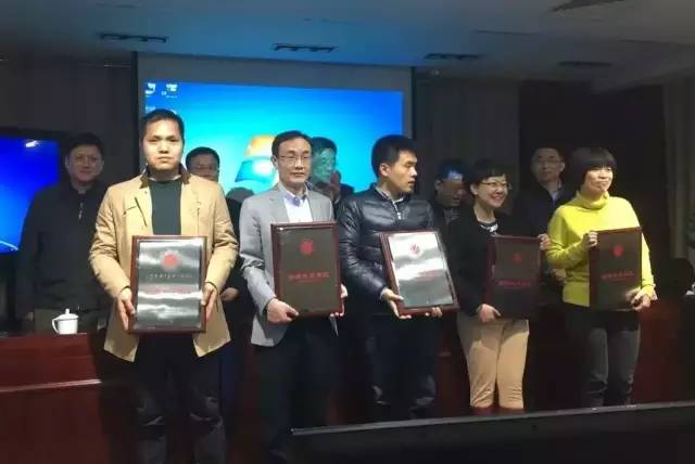 中国建筑装饰协会厨卫工程委员会秘书长胡亚南女士(右二)出席了授牌仪式 中国建筑装饰协会厨卫工程委员会秘书长胡亚南女士(右二)出席了授牌仪式