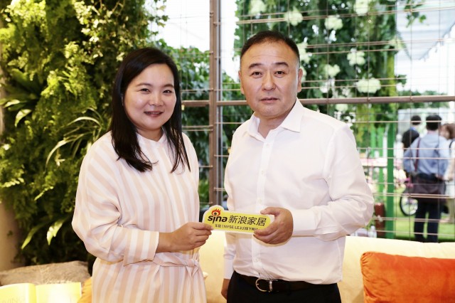 新浪家居总编戴蓓独家专访了曲美家居董事长赵瑞海