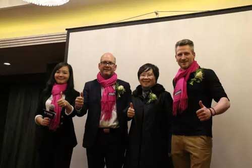 德国Wineo厂家代表与金钢铂林总裁李文娟女士（右二）合影