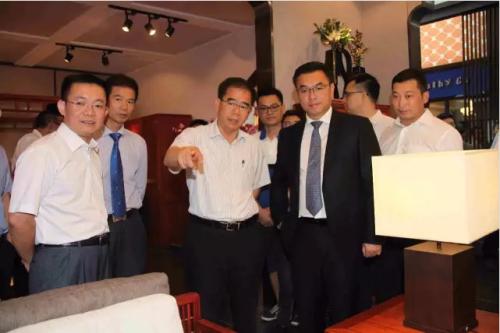 东莞市市长梁维东视察第36届名家具展