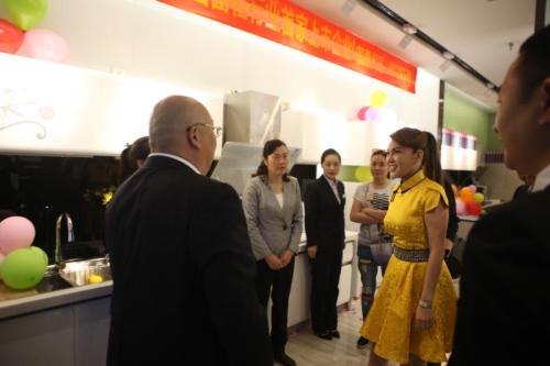 乌兰图雅参观皮阿诺北二旗舰店