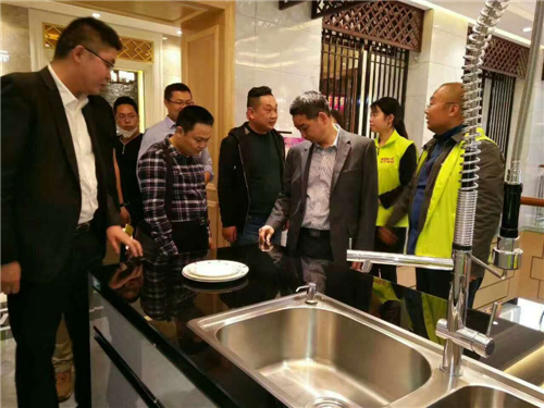 谢总在箭牌橱柜店面进行工作指导