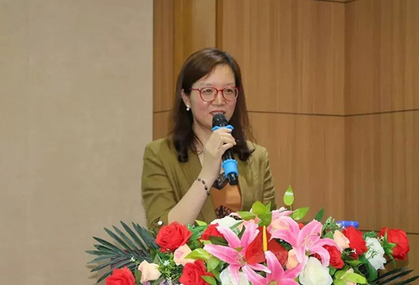 中房协人居委秘书长朱彩清介绍绿色住区的研究和深化
