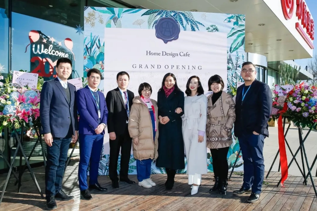 北京居然之家建材市场有限公司  居然之家北四环店副总经理贾文燕女士  北四环店国际业务部经理吕游先生  北四环店国际业务部经理王宏伟先生  均到场祝贺