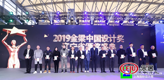 刘帅（右三）  颁奖嘉宾：Akos Hutter、杨焕生