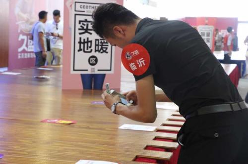 此次活动主打的实木地暖地板采用三元反锁技术、微波分子震荡技术及超长的养生周期得到消费者青睐。