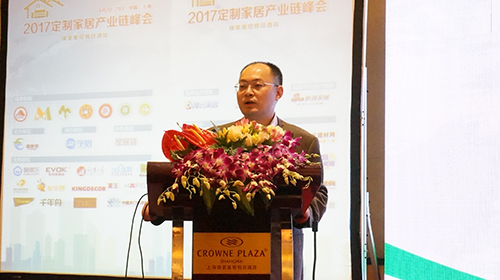 中国林产工业协会副秘书长唐召群作题为《众多新政下，家居木制品的机会有哪些？》的分享。