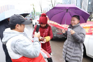 嘉禾公益车小区赠衣暖心一线工友