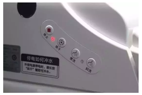 一键式按钮  安华卫浴智能坐便器aB13017-1的侧面设有控制面板，具备一键式功能，集“开关、烘干、便洗、妇洗”于一体。如厕时，用户的当下需求只要轻轻动动手指就可以解决，方便快捷。