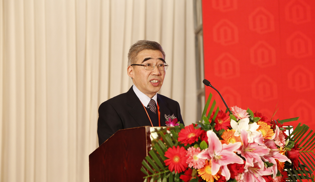 中国房地产业协会副会长兼秘书长冯俊主持颁奖大会