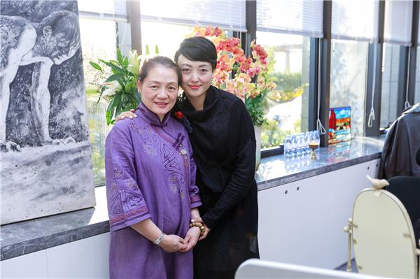 左:中华花艺文教基金会资深花艺教授杨玉娟 左:台湾中华花艺文教基金会资深花艺教授杨玉娟