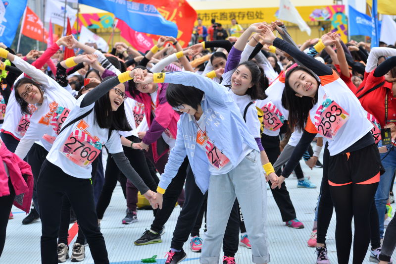 第四届广州城市乐跑赛在海心沙举行 小蛮腰下