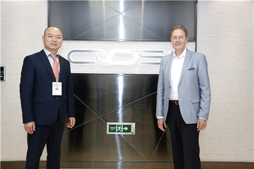 舆装饰董事长薛安峰（左）
JWO集团国际业务总裁、Signeo海外技术总监汉斯博士（右）