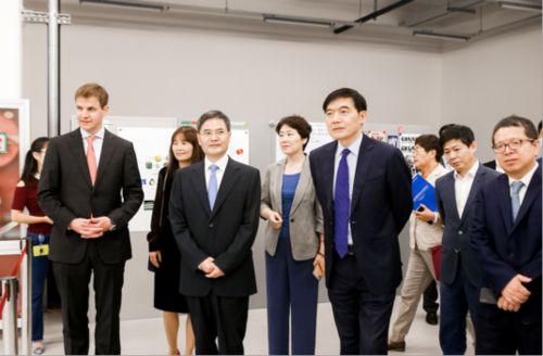 现场嘉宾参观新研发中心和实验室
