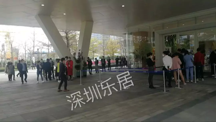 土豪戴口罩排队现场(图源深圳乐居)