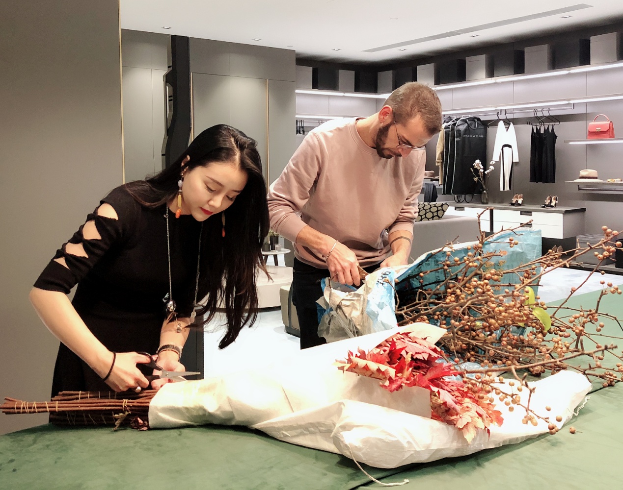 朱旭和意大利艺术家在准备以“枫叶”为主题的晚宴饰品