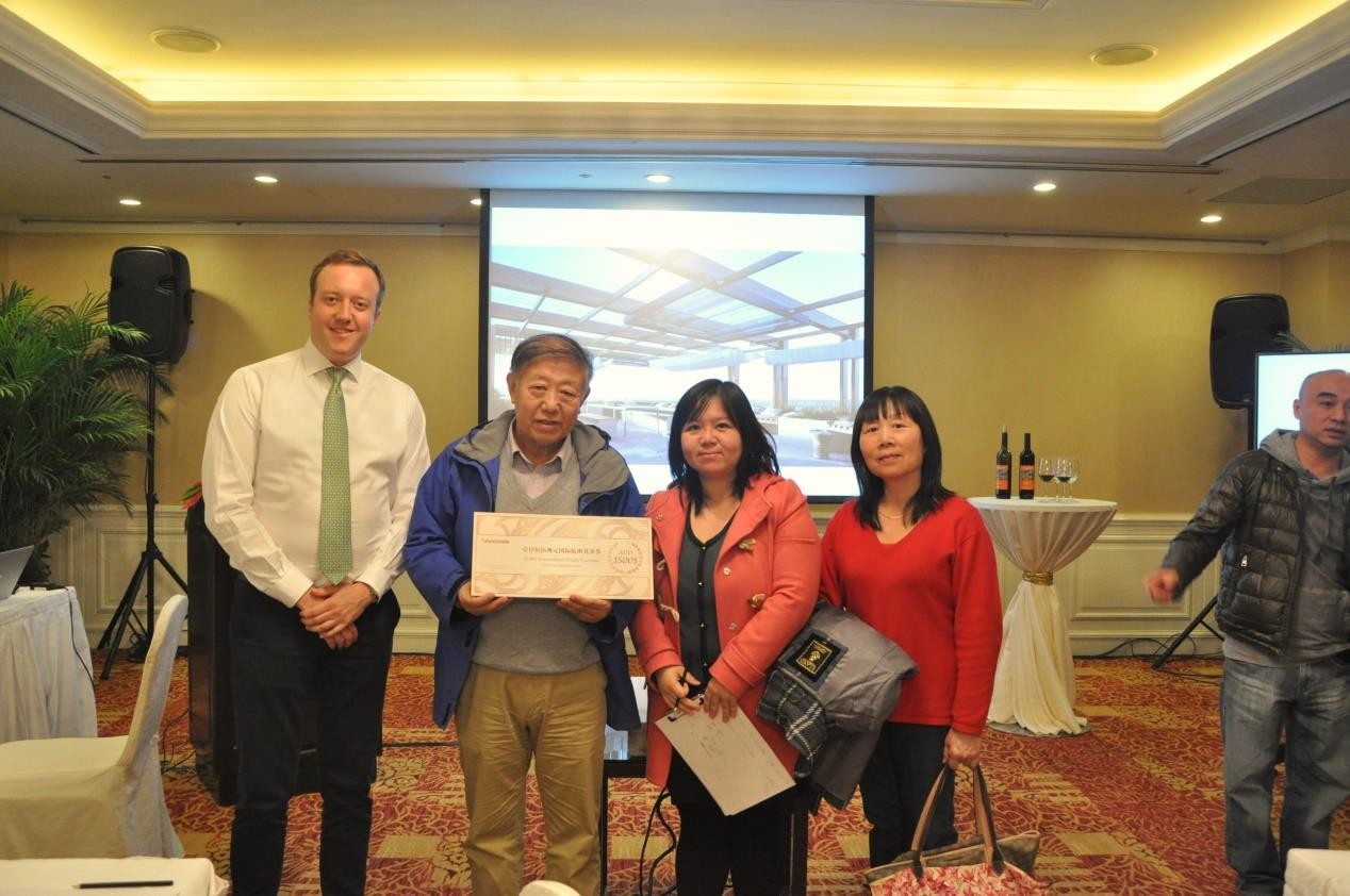 Mark  Anderson为幸运嘉宾赠送了可供两人顺达澳洲的价值$1500澳币的往返机票代金券