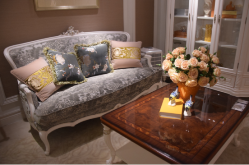 白色边框搭配绒面暗花，这款沙发浑身散发着年轻贵族小姐的活力。