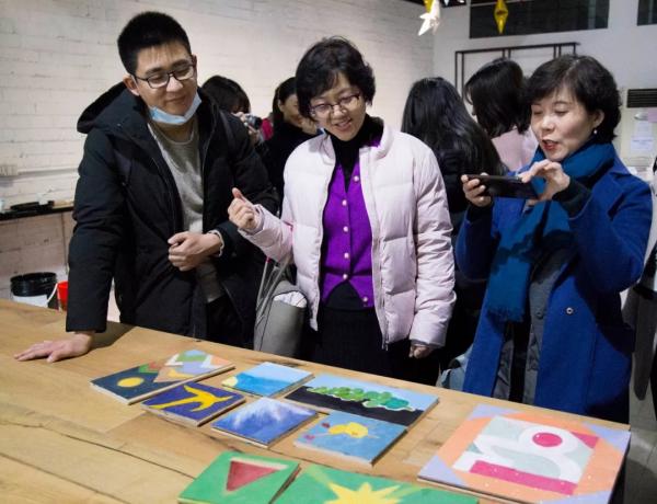 ▲北林同学们探讨美学地板创意设计，与书香门地匠人师傅共同实现创意作品