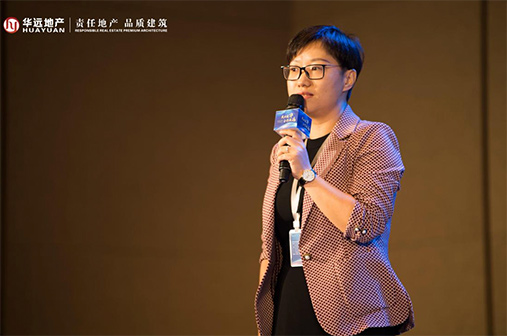 图：华远地产营销管理部总经理冯峻青进行华远代表项目产品价值分享