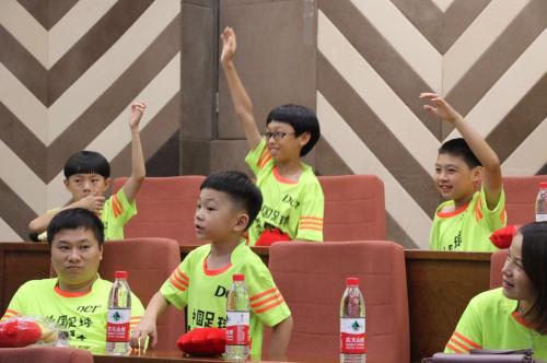 现场小朋友们踊跃回答关于足球的小问题。