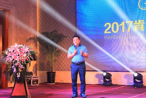 中国建筑装饰材料协会弹性地板分会秘书长马金上台致辞