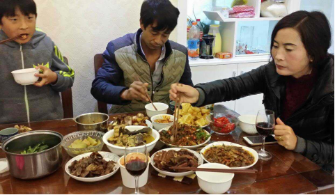 小红一家丽江新房的年夜饭