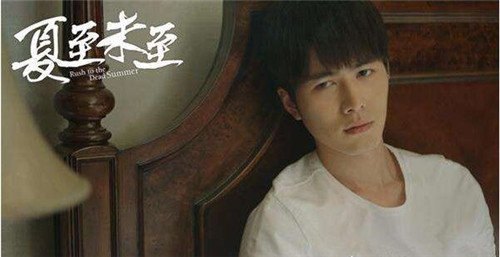  傅小司是一个干净，肌肉线条清晰但清瘦的男孩子，家庭富裕，热爱画画。在高中时就小有名气，之后成为了一名画家。傅小司的卧室也是满满的美式风，地板和家具的颜色很像，床头摆放着两个石膏雕塑，充满着艺术气息。