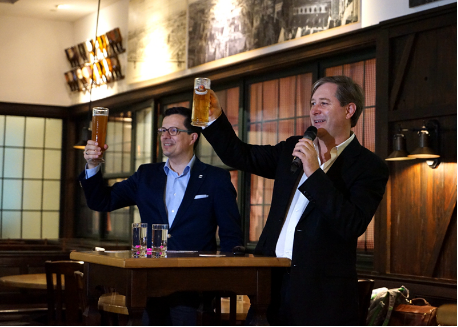 (左)Ameron酒店的运营副总裁和总经理Edgar Lichter(右)高尚生活事业群总裁Walter Junger (左)Ameron酒店的运营副总裁和总经理Edgar Lichter(右)高尚生活事业群总裁Walter Junger