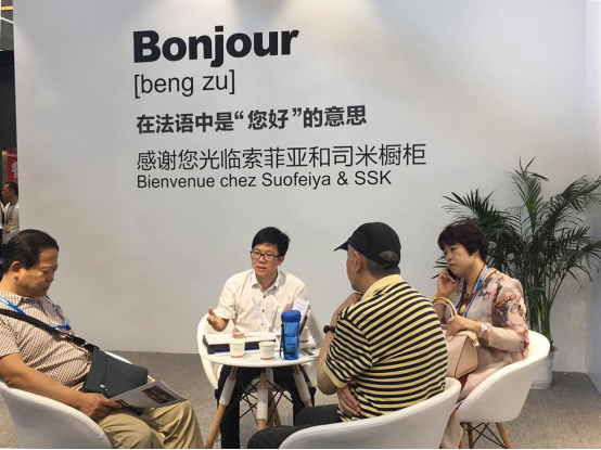 司米橱柜3D镭射板引爆北京国际家居展(图3) (展厅内一幅暖心的法语问候欢迎光临画面)
