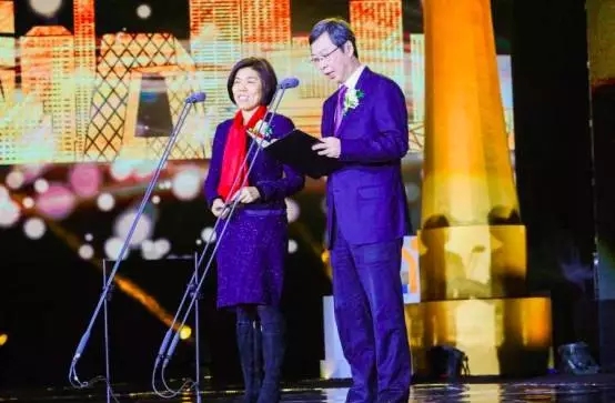 上海证券报社有限公司董事长张小军（右）