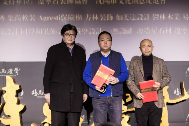 方林装饰获得年度卓越家居商业品牌奖，方林集团董事长王水林先生代表品牌收获荣誉奖杯。