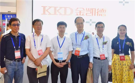 集团董事长陈利新与莅临金凯德展厅的行业协会领导合影