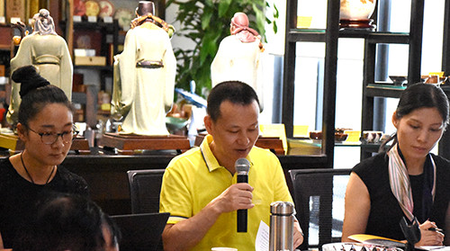 中陶联盟科技有限公司董事总经理罗青(中)、副总经理刘玲(左)、运营总监彭婉明(右)