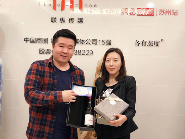 网易房产苏州站副总经理仇杰(左) 网易房产苏州站副总经理仇杰(左)