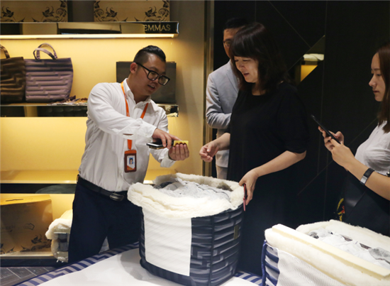   工作人员讲解产品