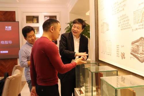 天格副总裁周子清先生（右）向北京商报主编吴厚斌先生（中）介绍三代实木地板演变史