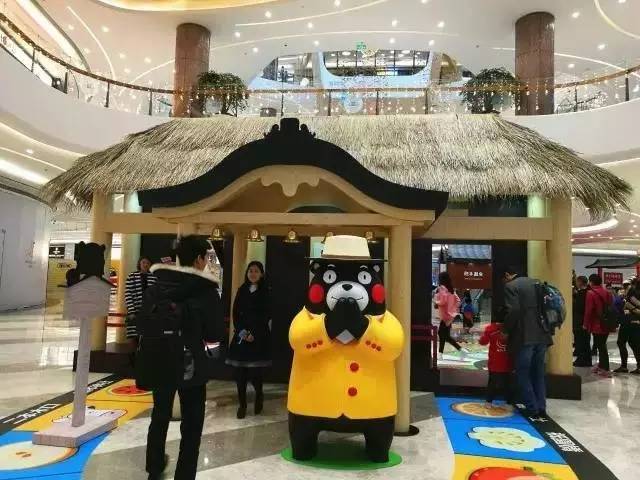 在熊本神廟前與熊本熊合影