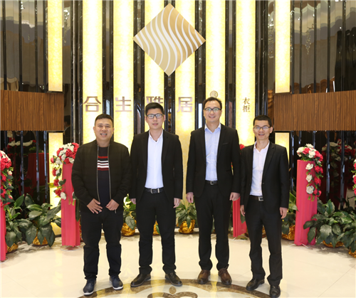 红星美凯龙集团建材部部长杨总等领导进行合影留念