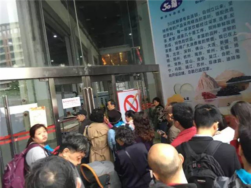 还未开门，门口已经挤满了人